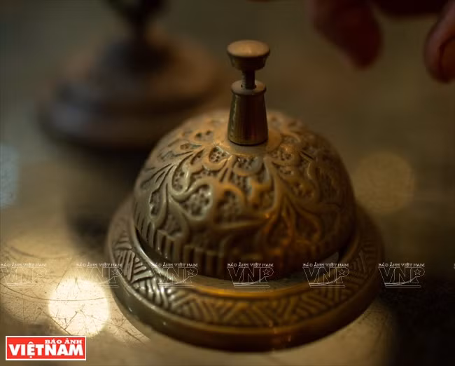  Sur ce total de plus de 200 cloches, celles d’Europe représentent la majorité car chaque fois que M. Tâm voyage là-bas, il visite des antiquaires pour acheter des cloches qui servent à appeler les garçons dans les restaurants, des clochettes de portes, ou celles que porte au cou le bétail dans les champs. 
