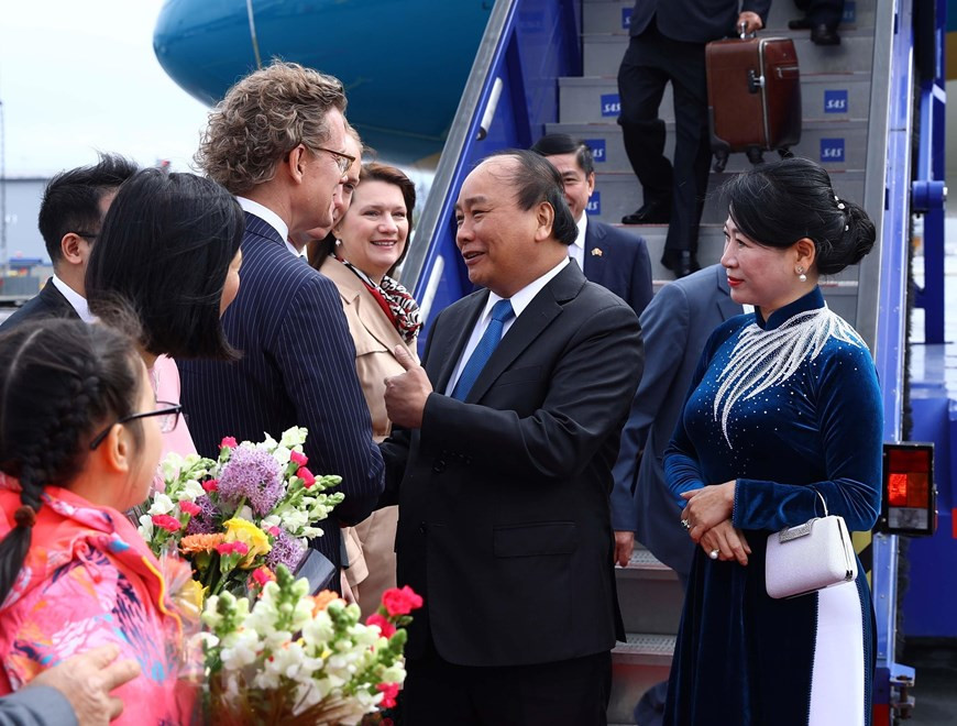  L’ambassadeur du Suède au Vietnam, Pereric Högberg, accueille le Premier ministre Nguyen Xuan Phuc et son épouse à l’aéroport.