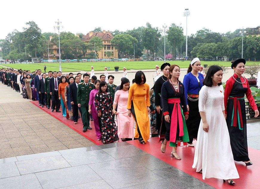  Les députés de l’Assemblée nationale de la 14e législature sont allés rendre hommage au Président Ho Chi Minh en son mausolée. 