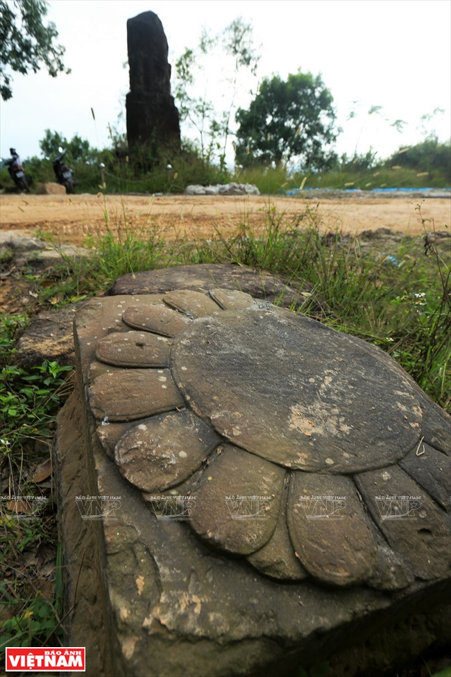  Les vestiges dans le secteur de la colonne en pierre témoignent de la beauté de l’architecture monumentale sous la dynastie des Ly. 