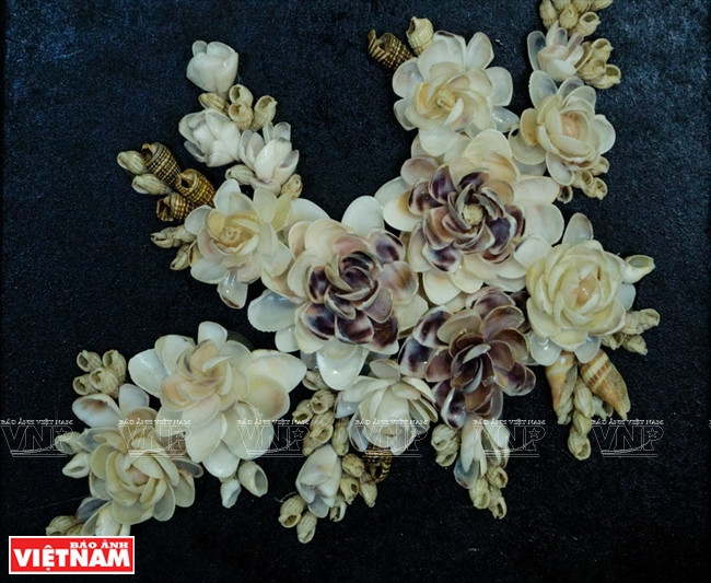  La quantité, la couleur et la forme des coquilles d’escargot dépendent de chaque peinture. Casser les coquilles et harmoniser les couleurs des morceaux prennent du temps.