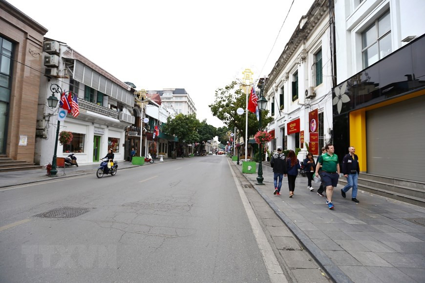  Les rues principales sont décorées par des drapeaux des Etats-Unis, de la RPDC et du Vietnam avant le 2e sommet États-Unis-RPDC.