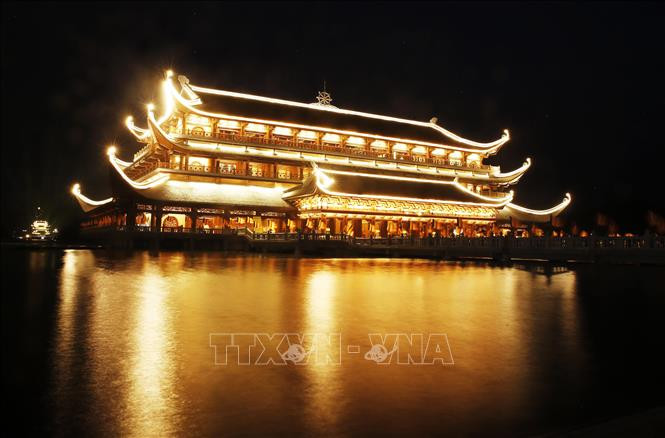  Le Centre culturel bouddhique de Tam Chuc à la nuit. 