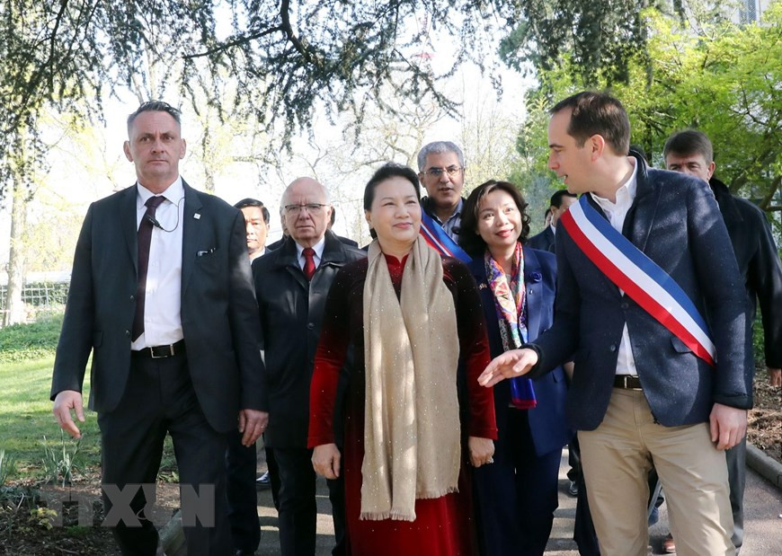  La présidente de l’Assemblée nationale du Vietnam, Nguyen Thi Kim Ngan, et les représentants de la ville de Montreuil visitent l'espace autour du buste du Président Ho Chi Minh, au musée de l’Histoire vivante au parc Montreau. 