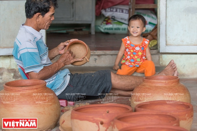  Le potier Lâm Hung Soi, âgé de 55 ans, a une trentaine d’années d’expériences dans ce métier. Il donne les dernières retouches aux poteries avant de les cuire au four.