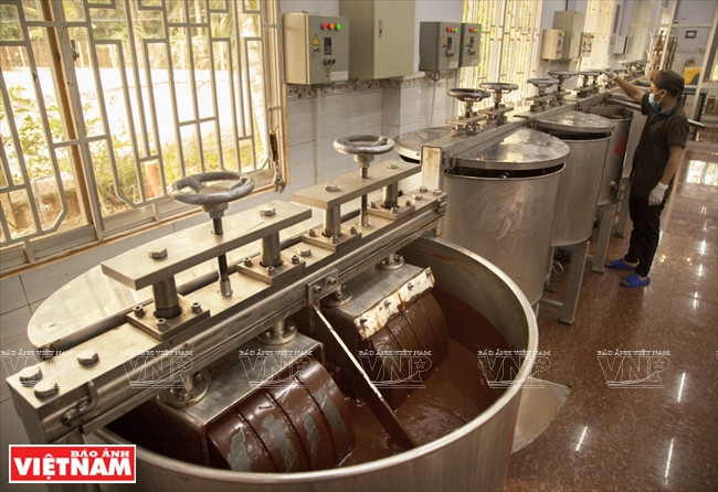  La pâte de cacao est brassée et finement écrasée pour faire du chocolat à température constante.