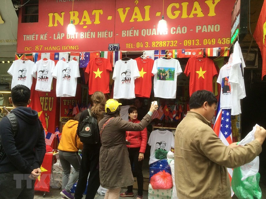  Les visiteurs choisissent des t-shirts à l’image du président américain Donald Trump et du président nord-coréen Kim Jong Un dans un magasin de la rue Hang Bong.