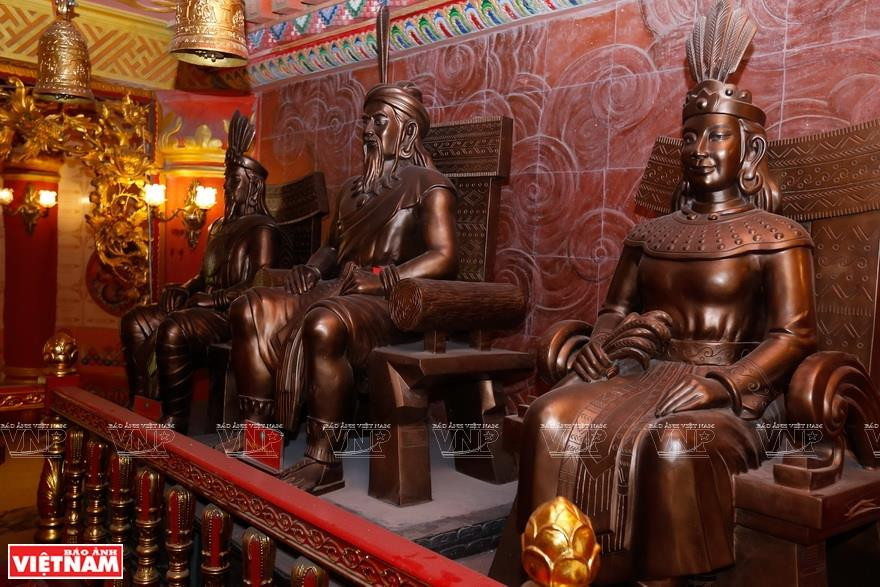  Statue de Kinh Duong Vuong (roi Kinh Duong ou le premier roi Hùng) fait partie des rois vénérés dans la tour. La pagode Thanh Quang possédait à l'origine un temple Tuong Quoc (général national) dédié aux rois Hung et aux généraux pour leurs services méritoires envers la nation. 