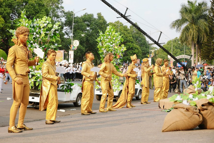  Ayant pour thème ''la quintessence de la forêt'', la fête de rue a apporté une série d’activités originales. 