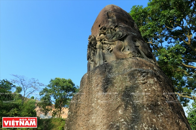 Beaucoup de gens estime que cette grande colonne en pierre a été taillée à partir de roches venues d'autres régions, car elles sont complètement différentes de celles de la localité.