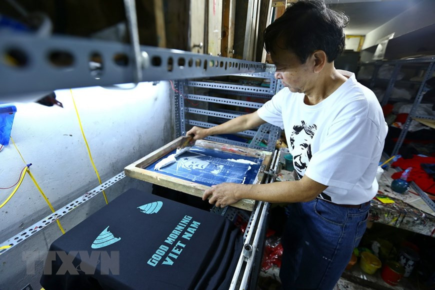  Ces derniers jours, l'atelier de Truong Thanh Duc dans la rue Hang Bong a imprimé plus de 300 t-shirts par jour.