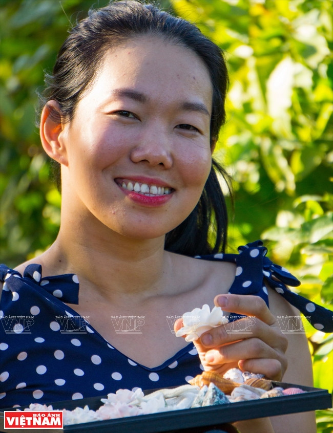  Paralysée des deux jambes et de la main droite, Tran Thi Ngoc Hieu réussi à transformer de banales coquilles d’escargot en œuvres d'art uniques.