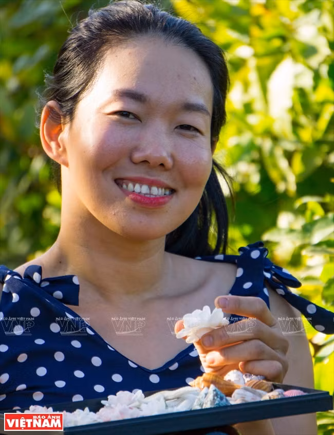  Paralysée des deux jambes et de la main droite, Tran Thi Ngoc Hieu réussi à transformer de banales coquilles d’escargot en œuvres d'art uniques. 