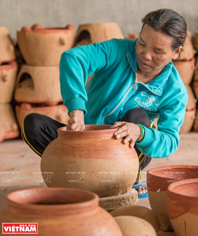  Le nom Go vient du cham, Gok signifiant ''marmite''. Les céramiques Go sont différentes de celles de Bau Truc (province de Ninh Thuân) en raison d’une qualité d’argile différente. 