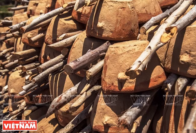  Dans le four, les poteries sont placées en rang en alternance avec du bois. 