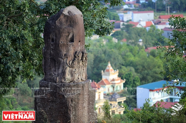  La colonne en pierre de la pagode Dam, architecture la plus majestueuse de la dynastie Ly. Elle a traversé les siècles. 