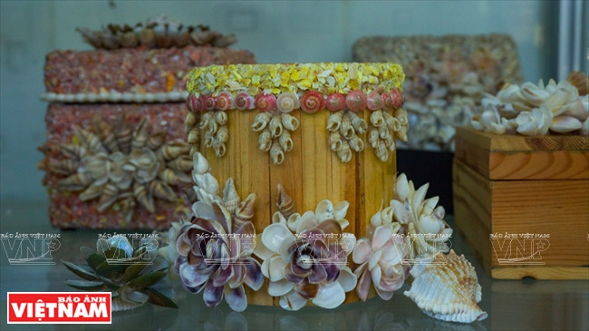  C’est ainsi qu'en 2014, elle a commencé à créer des objets d’art avec cette matière première. Sont nés des produits diversifiés tels que peintures, boîtes à bijoux, boîtes à stylos, pots de fleurs… 