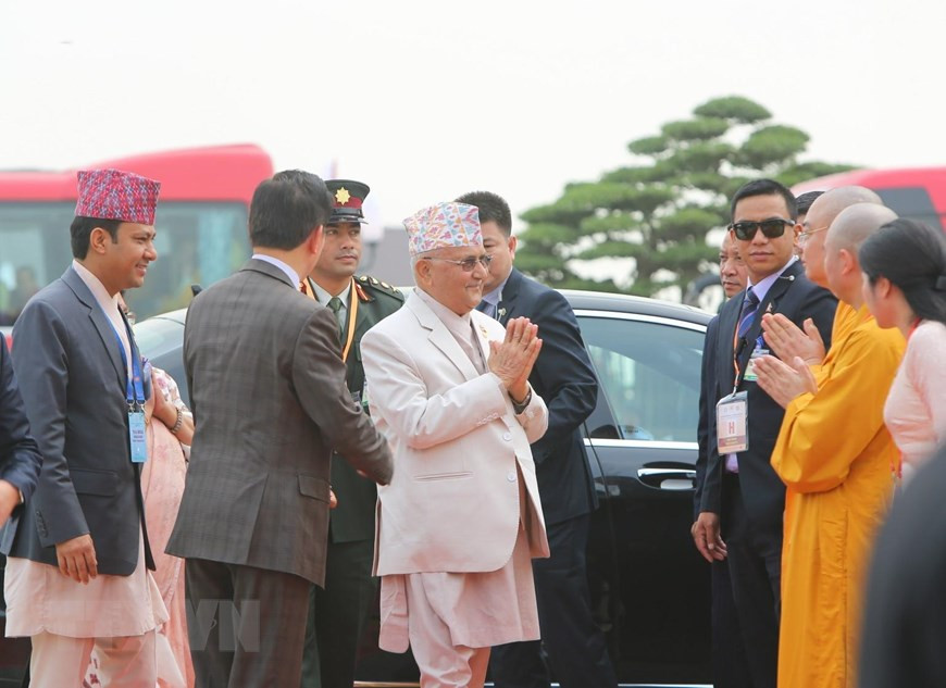  Le Premier ministre népalais Khadga Prasad Sharma Oli est arrivé à la pagode Tam Chuc pour participer à la cérémonie d’ouverture de la fête bouddhique du Vesak 2019. 