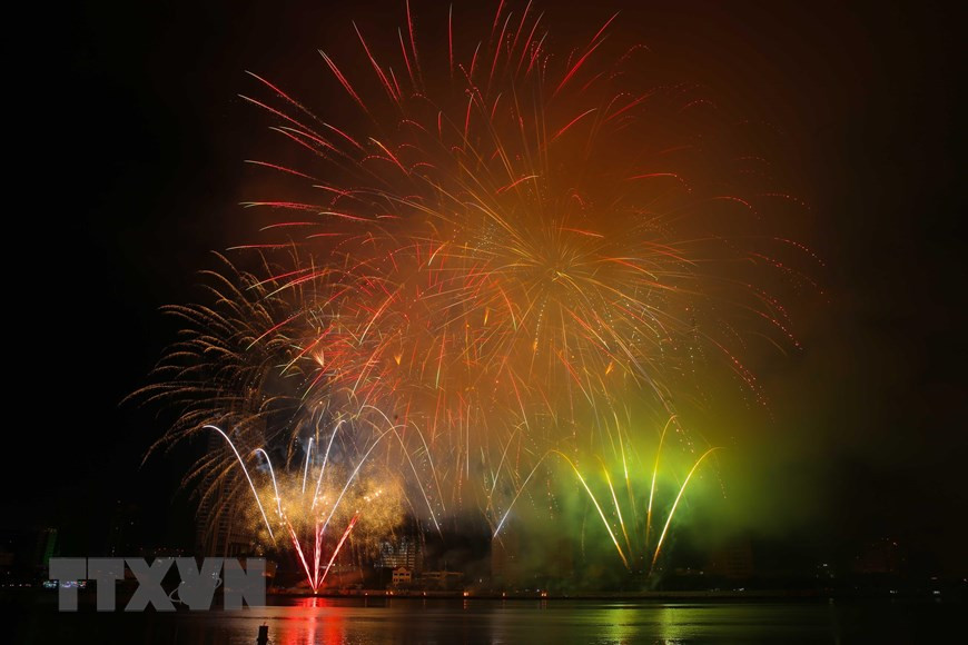 Le spectacle ''Les deux rives légendaires'' de l’équipe vietnamienne de Da Nang a retracé le parcours d’une transformation impressionnante de Da Nang en une ville où il fait bon vivre. 