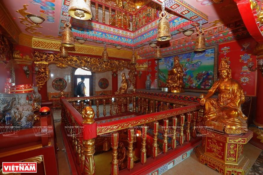  Des statues et cloches, en bronze et plaquées or, sont placées à chaque étage de la tour. 