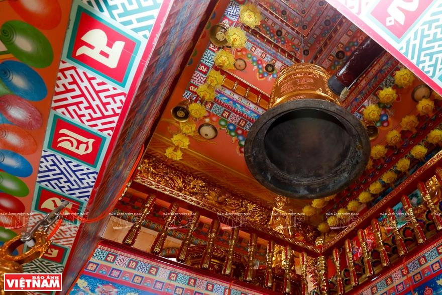  La plus grande cloche dorée de la tour. 