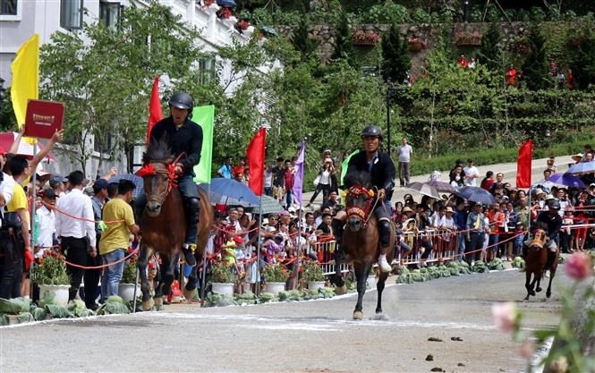  La course de chevaux est depuis longtemps une pratique culturelle traditionnelle unique des groupes ethniques vivant dans la région du Nord-Ouest. 