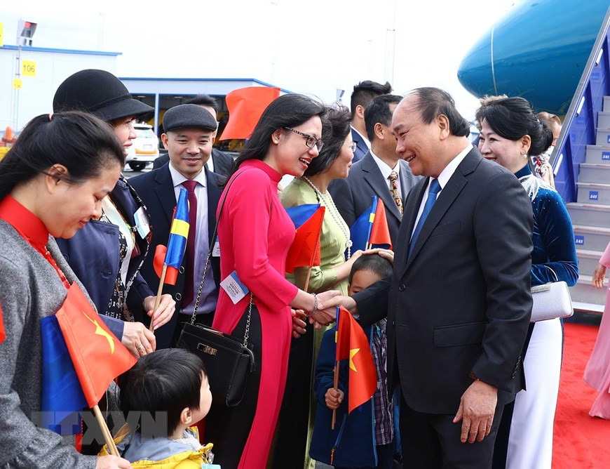  Le personnel de l'ambassade du Vietnam et des représentants de la communauté du Vietnam en Suède accueillent le Premier ministre Nguyen Xuan Phuc et son épouse à l'aéroport à leur arrivée à Stockholm. 