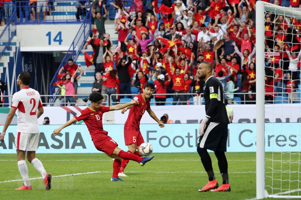  Le Vietnam a livré un match acharné contre la Jordanie lors des huitièmes de finale, le 20 janvier, au stade Al-Maktoum, à Dubaï, aux Emirats Arabes Unis (EAU). 