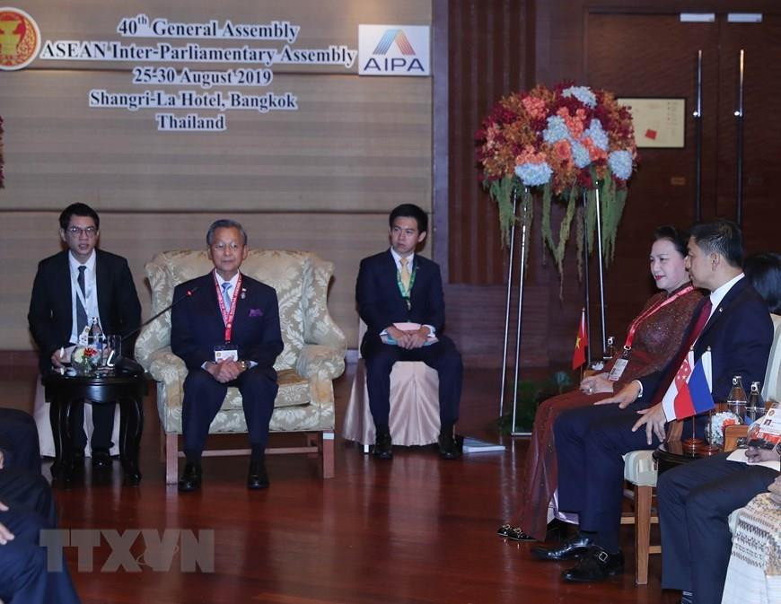  Le président de l’AIPA 40 Chuan Leekpai reçoit les chefs des délégations avant la cérémonie d’ouverture.