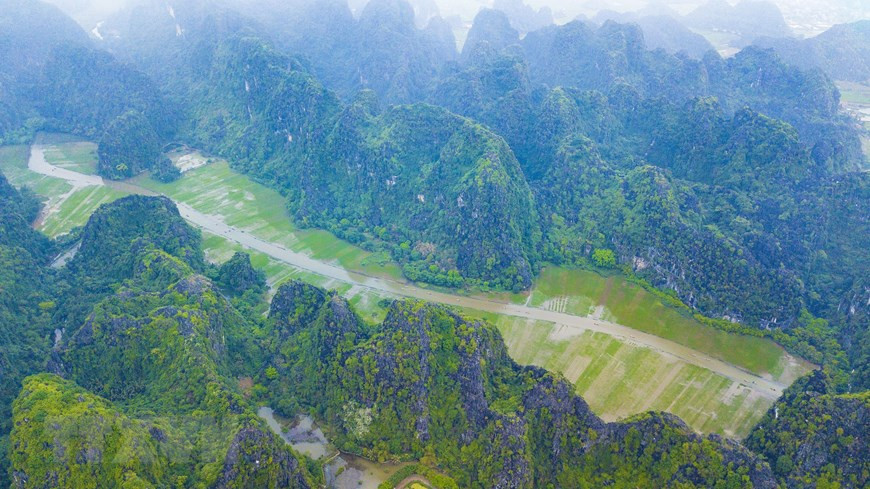  Tam Coc dans le district de Hoa Lu, province de Ninh Binh (Nord), également connu sous le nom de ''Nam Thien De Nhi Dong''.