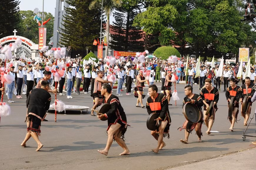  Le festival de rue présente la richesse culturelle et affirme la position des grains de café dans les relations de coopération économique et culturelle avec le monde. 