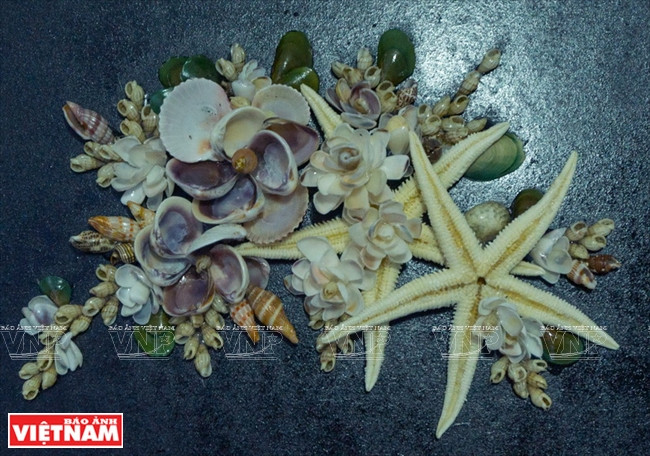  Parmi ses œuvres, le plus difficile est de créer des peintures car il n’y a pas d’esquisses. Elle choisit souvent des thèmes tels que littoral maritime ou pots de fleurs...