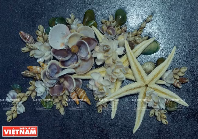  Parmi ses œuvres, le plus difficile est de créer des peintures car il n’y a pas d’esquisses. Elle choisit souvent des thèmes tels que littoral maritime ou pots de fleurs... 