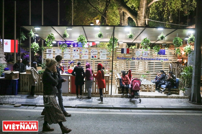  Touristes visitant les stands du Festival.