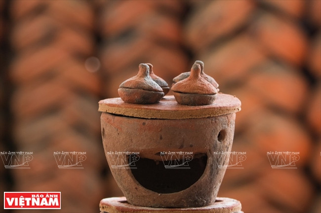  Chaque jour, la famille de M.Soi fabrique une centaine de produits à usage quotidien tels que jarres, fourneaux, poêles, marmites, pots…. 