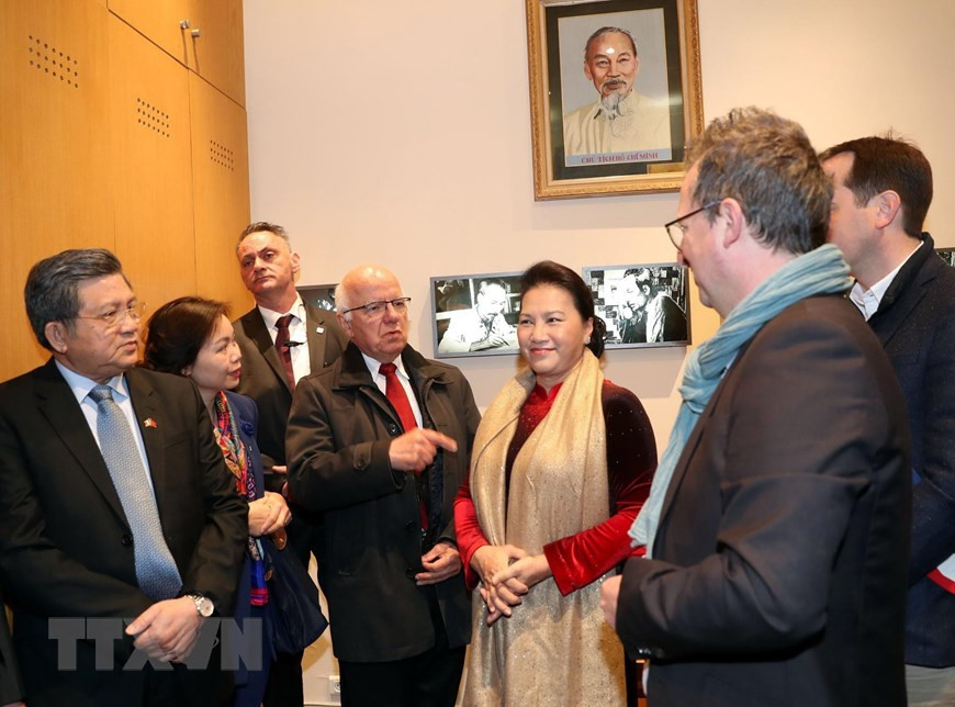  La présidente de l’Assemblée nationale du Vietnam, Nguyen Thi Kim Ngan, visite l’espace dédié à Ho Chi Minh au musée de l’Histoire vivante dans le parc Montreau.