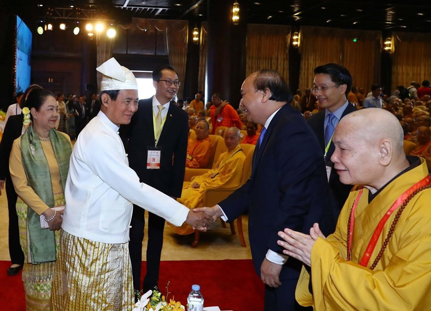  Le Premier ministre Nguyen Xuan Phuc (droite) et des délégués à la cérémonie d’ouverture de la fête du Vesak 2019 . 