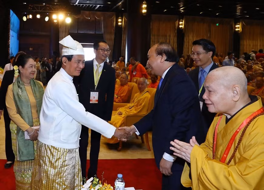  Le Premier ministre Nguyen Xuan Phuc (droite) et des délégués à la cérémonie d’ouverture de la fête du Vesak 2019 . 