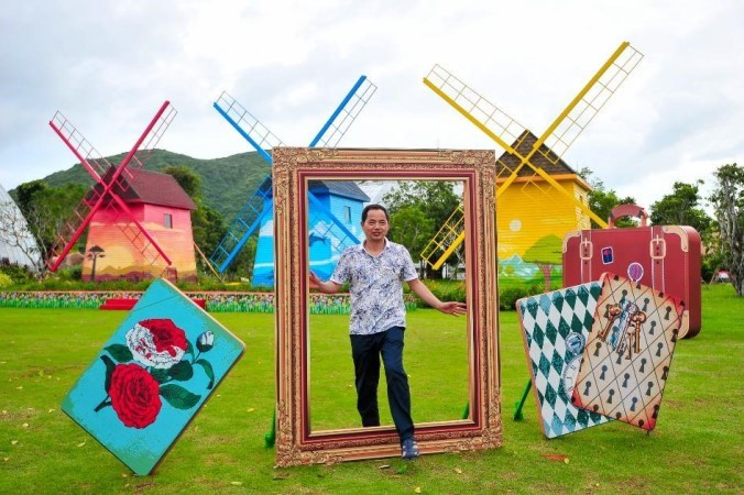  Les modèles 3D reflètent des moulins à vent et des cartes géantes dans le film ''Alice au pays des merveilles''.