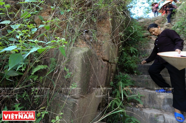  La route qui mène à l’ancienne colonne en pierre.