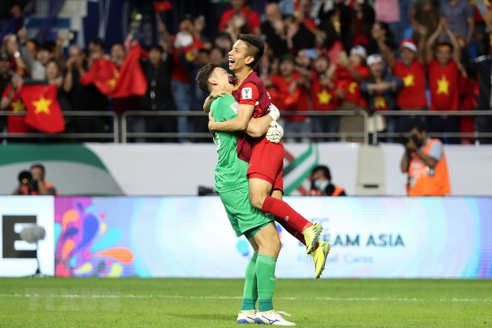  Le gardien de but vietnamien Dang Van Lam (gauche) et son co-équipier sont heureux après la fin du match. 