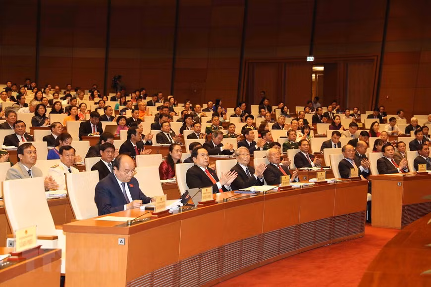  Les dirigeants et anciens dirigeants du Parti, de l’Etat, et du Front de la Patrie du Vietnam assistent à la cérémonie d’ouverture de la 7e session. 
