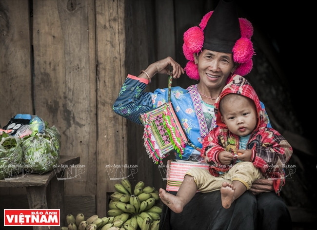  A la moitié du col, baigné toute l’année dans la brume, on voit aux pieds des montagnes des villages d’ethnies minoritaires et la verdoyante vallée de Muong Quat s’étendant à perte de vue.