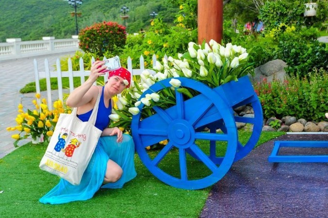  Les tulipes sont joliment agencées le long de la colline de Van Hoa, attirant les touristes vietnamiens et étrangers. 