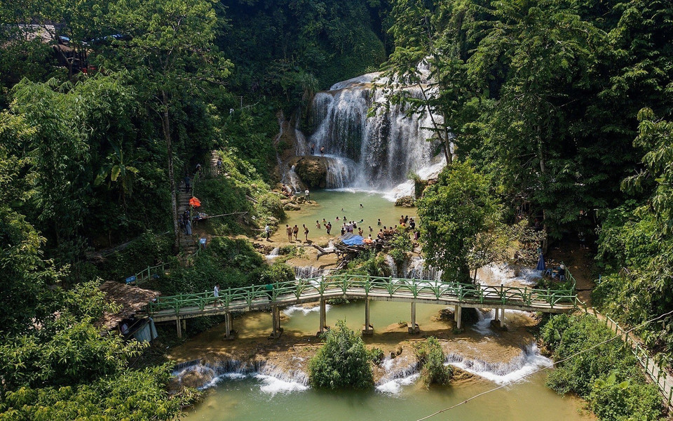 La cascade de Mu vue attire des foules en été.