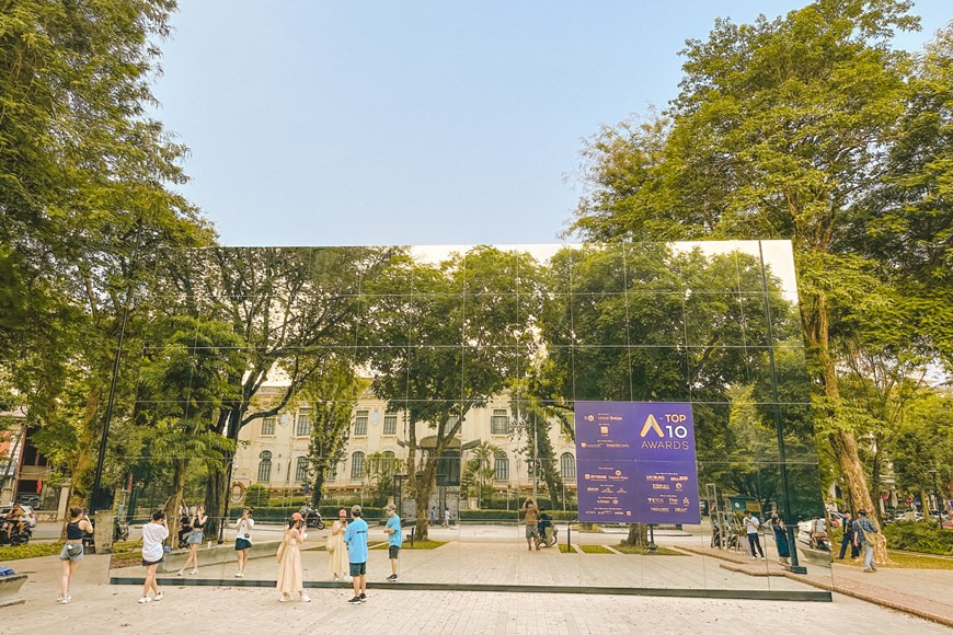 Cet ouvrage est entouré d'un système de murs verticaux à ossature d'acier et de miroirs pour créer des effets spéciaux.