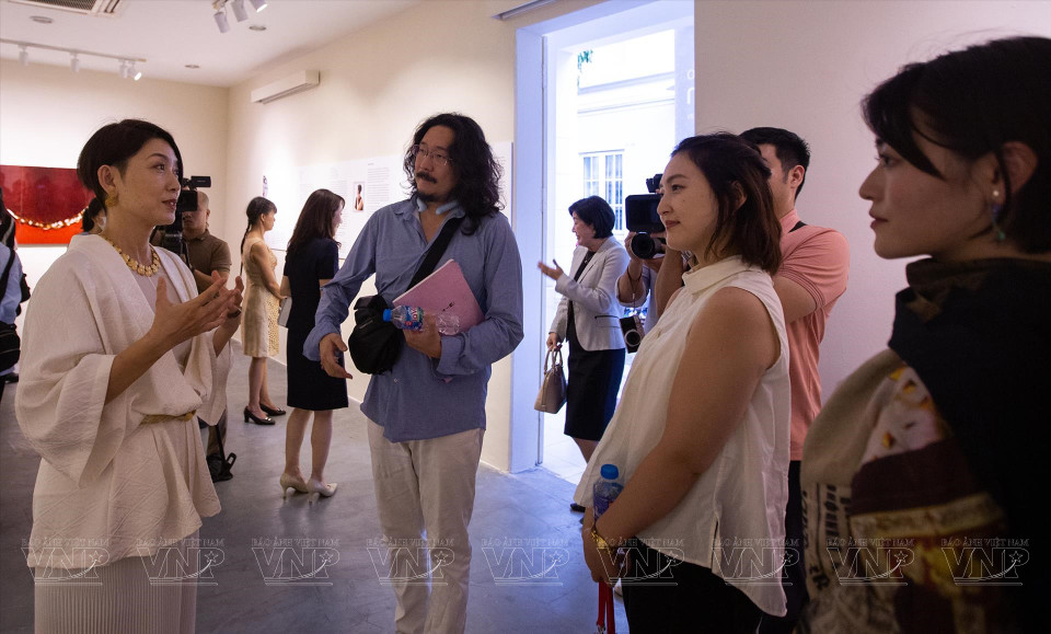 L'artiste Ando Saeko explique le thème de son exposition à des visiteurs. Photo: Vietnam Illustré