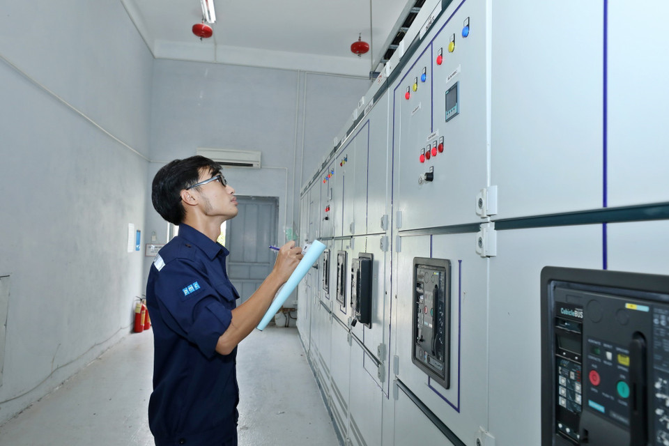 Depuis sa mise en service en 2018, le Groupe des postes et télécommunications du Vietnam (VNPT) a mis en place un contrôle énergétique. Concrètement, le bâtiment VinaPhone a créé un comité de gestion de l'énergie, publié des politiques énergétiques et des plans d'économies d'énergie annuels et quinquennaux. Photo:VNA