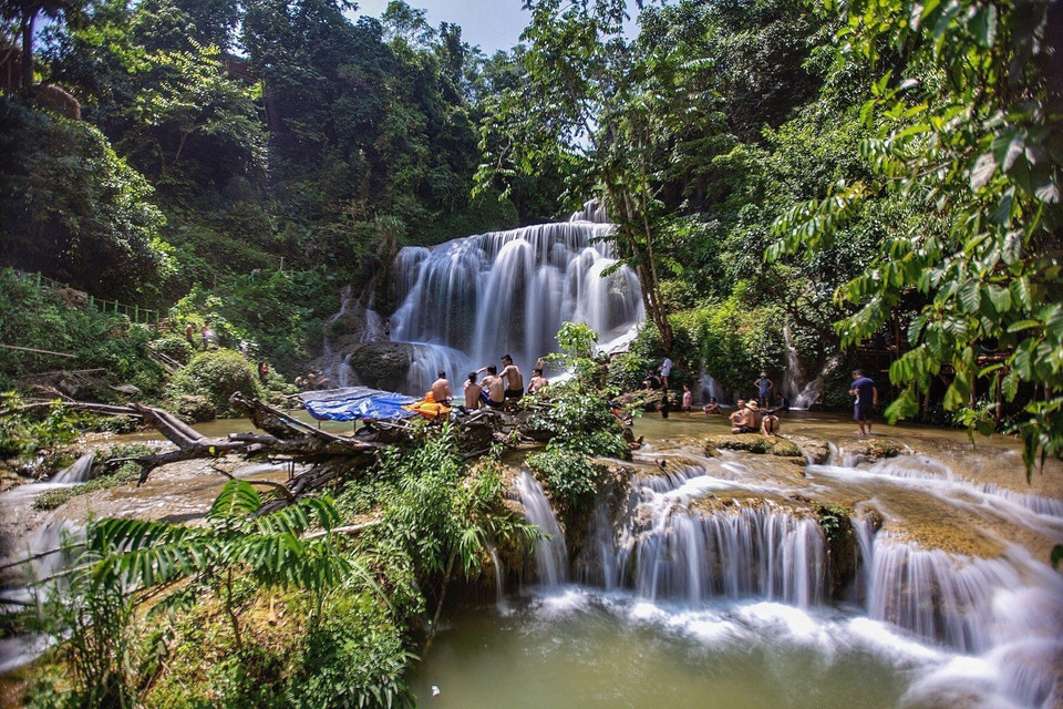 De nombreux touristes préfèrent visiter la cascade de Mu entre mai et septembre en raison du temps frais pendant cette période.
