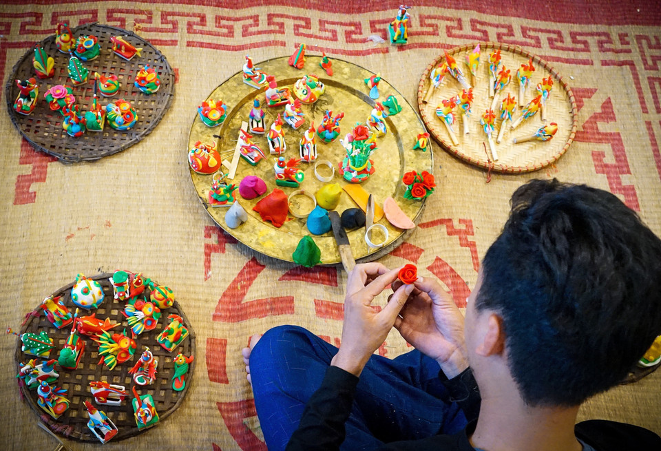 Outre la vente des modèles existants, les artisans moulent directement les produits à la demande des clients.